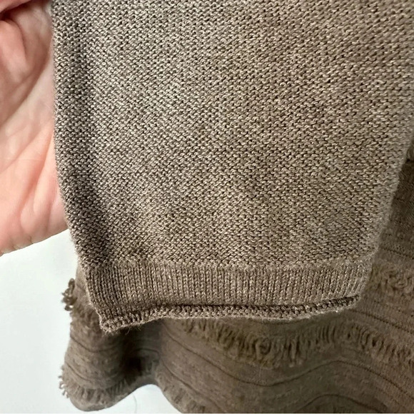 J. Jill Women’s Long Sleeve Taupe Rounded Neck Fringe Detail Sweater Sz XSP GUC - Picture 7 of 8